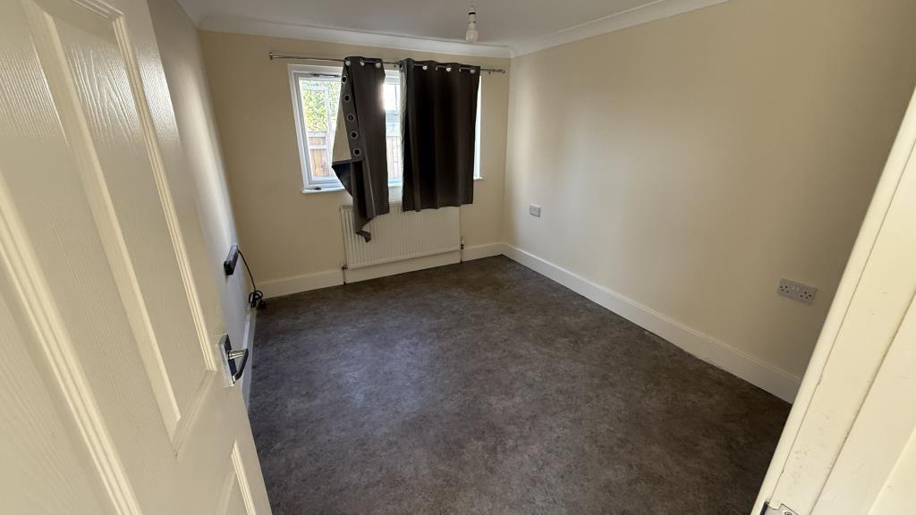 Lot: 127 - VACANT SEMI-DETACHED HOUSE AND ANNEXE - Internal view of annexe room